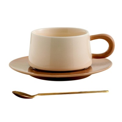 Ceramiczny kubek do kawy ze spodkiem i łyżeczką