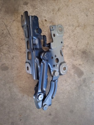 Петля капот правий 7450590 bmw g20 g21 фото №1