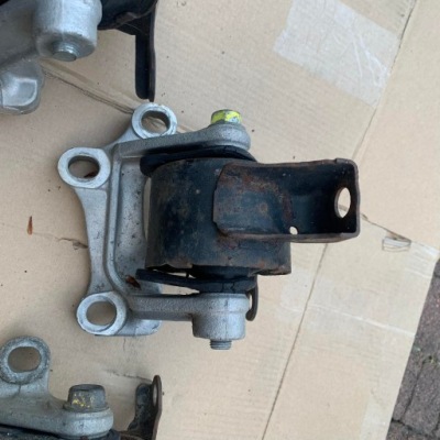 Honda civiv vii ___кронштейн подушка двигуна ____1.7 фото №1