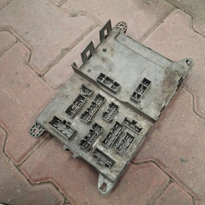 Land rover freelander 2003 yqe102930 рамка / модуль запобіжників yqe102930 фото №1