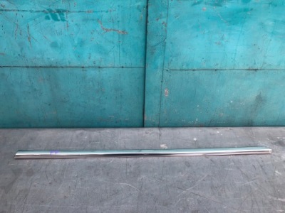 Mercedes w207 молдинг хром ущільнювач правий перед фото №1