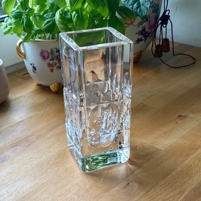 Kryształowy wazon zdobiony na powierzchni