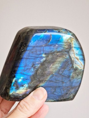 Labradoryt naturalny kamień 790g 1szt