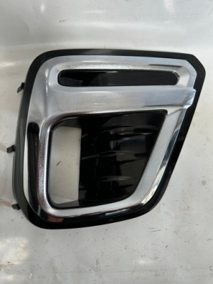 Решётка правая subaru forester v c170100030 фото №1