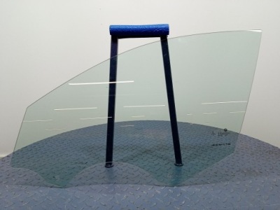 Bmw 1 f40 стекло дверь перед левая передняя фото №1