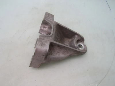 Is iii 300h 2.5 14r кронштейн двигателя левая кронштейн фото №1