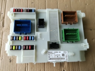 Volvo v60 s60 ii lift коробка запобіжників 31327995 фото №1