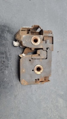 Замок нижній задній кришки vw t4 рестайлінг  701829211h фото №1