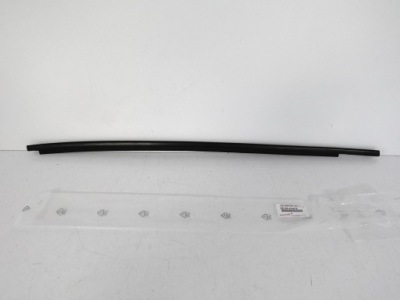 Toyota yaris iv 4 cross 20- молдинг ущільнювач скло двері права перед фото №1