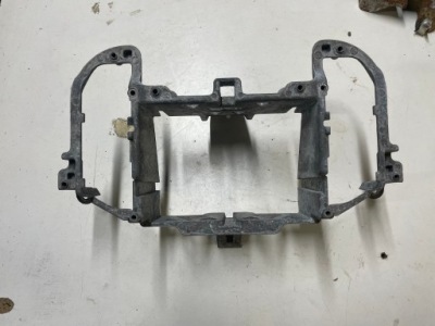 Porsche cayenne ii 7p5 каркас кронштейн кронштейн радио консоли 7p5857083 фото №1