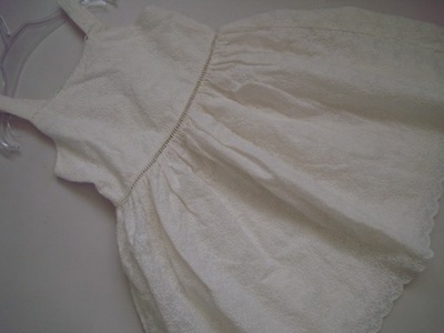 UROCZA biała karbowana sukienka H&M r.116