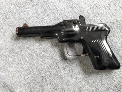 stary pistolet blaszany z odpustu PRL