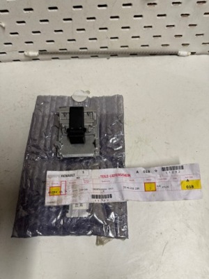 Renault captur clio v камера скло асистент поперечина 284628692r фото №1