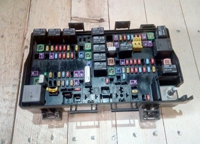 Jeep grand cherokee wk2 коробка предохранителей фото №1