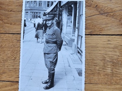 LWP lata 40 oficer pełna postać na ulicy miasta decykacja po niemiecku