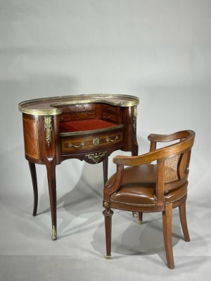 Biurko w stylu Ludwik XVI Francja około 1900 roku