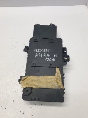 Коробка предохранителей opel оригинальный номер 13220831 фото №1