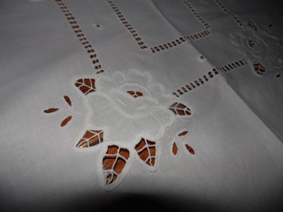 Biały bawełniany obrus z haftem + pajączki - 81 cm x 83 cm