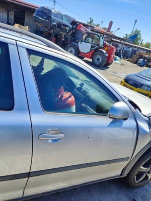 Skoda octavia ii 08r kombi двері правий перед 9156 фото №1