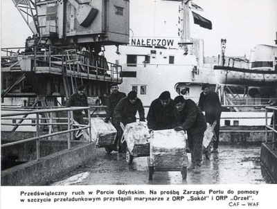 Gdynia. Port marynarze ORP Sokół i ORP Orzeł