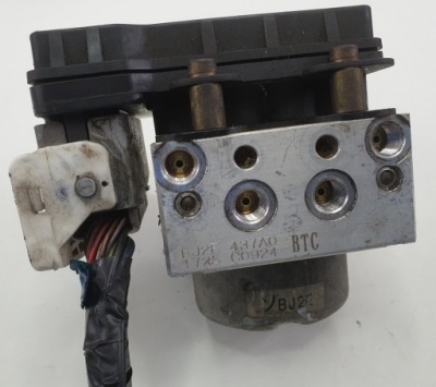 Насос abs mazda 323f bj 1.6 16v bj2e437a0 фото №1