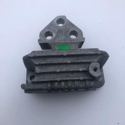 Jeep compass кронштейн подушка коробки передач 1.3 hyb. фото №1