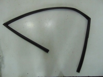 Прокладка скло двері правий перед hyundai i40 фото №1