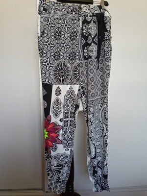 Desigual spodnie w kwiaty z aplikacją 40