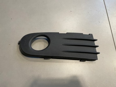 Volvo s40 v50 заглушка бампера правая 30657008 фото №1