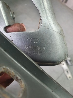 AUDI OE 8K0823302B ZAWIAS, RECUBRIMIENTO KOMORY DEL MOTOR  