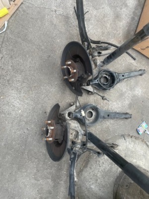 Ford kuga mk1 поворотний кулак ступиця права задня важелі підвіска праве правий фото №1