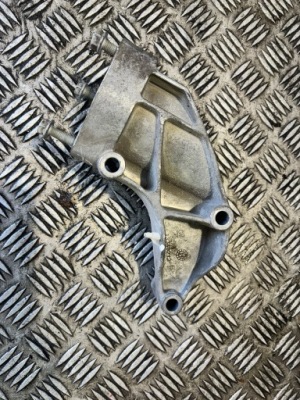 Кронштейн опора полуось opel astra j iv 13349212 фото №1