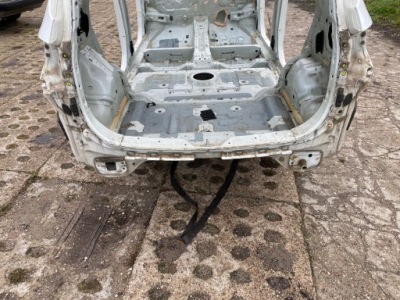 Kia carens iv задний pas поддон 13-18 фото №1