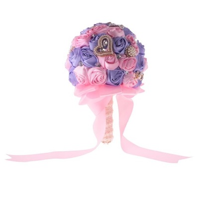 Bukiet ślubny Rose gospodarstwa różowy jasny fiole