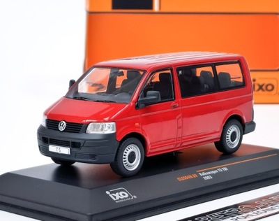 Volkswagen T5 (2003) czerwony IXO 1:43