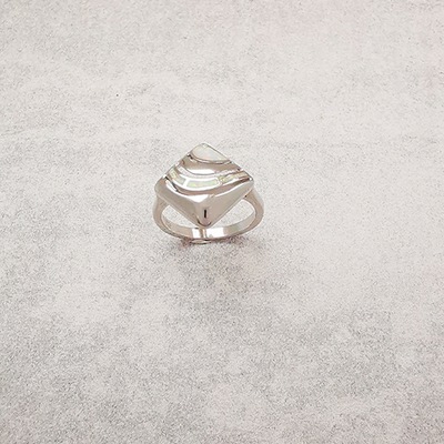 Srebrny kwadratowy pierścionek z opalem