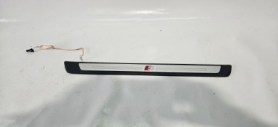 Порог молдинг внутренняя audi a3 8v4 правая перед s-line подсвеченная фото №1