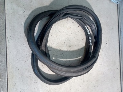 Opel corsa f прокладка кришки багажника 2019- фото №1