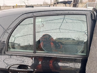 Скло двері задня права toyota yaris ii фото №1