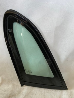 Скло бічна права volvo v60 фото №1