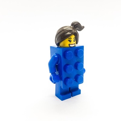 LEGO Minifigurka Brick Suit Girl 71021