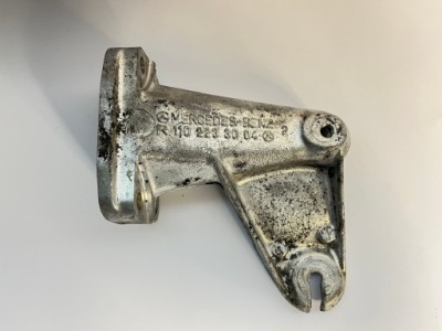 Кронштейн двигателя mercedes w123 w116 w126 r107 280 m110 1102233004 фото №1