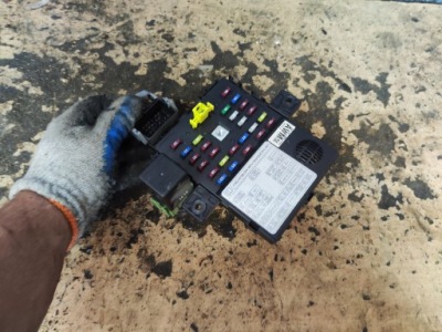 Chevrolet spark m300 модуль блок керування коробка комфорту фото №1