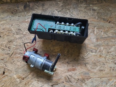 Mercedes sl 500 r230 5.0 v8 помпа двигатель замка центрального 2308000048 фото №1