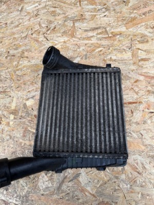 Радіатор інтеркулер лівий vw touareg 5.0 tdi фото №1