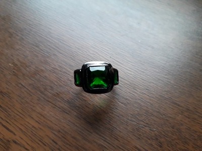 Unikatowy czarny pierścionek z zielonymi oczkami, z USA - Tanio!!!!!!!!!!!!