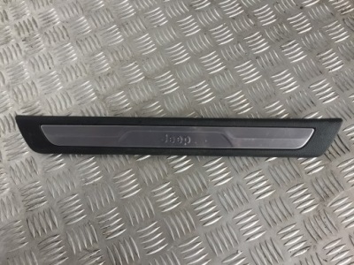 Молдинг поріг права jeep grand cherokee wk2 фото №1