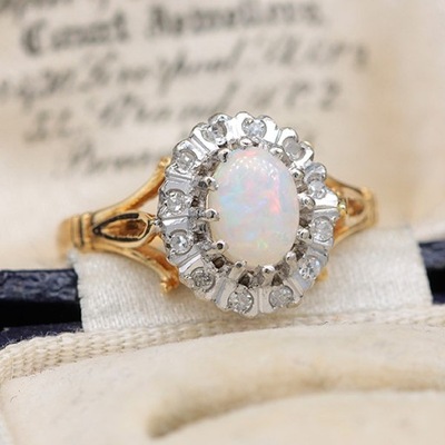 Złoty pierścionek z opalem i diamentami 18K