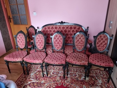Zabytkowa kanapa z sześcioma krzesłami