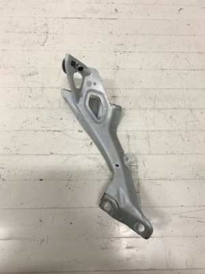 Audi a6 кронштейн крила 4g0821135a фото №1